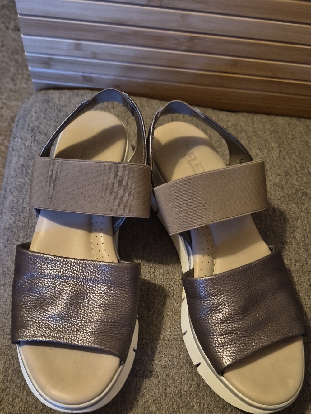 THE FLEXX Metallic Black and Olive Elastic Two-Band Sandal